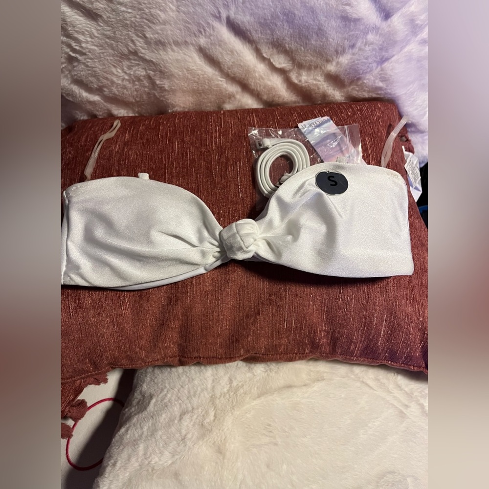 Forever 21 White bikini top with optional strap. Size Small NWT.